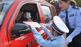 萌娃向交警爆料视频,交警叔叔喜获线索