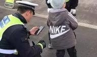 萌娃向交警爆料视频,交警叔叔喜获线索
