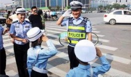 萌娃向交警爆料视频,交警叔叔喜获线索