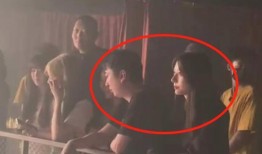 吃瓜网红视频对镜拍摄,镜中自拍的趣味瞬间