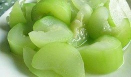 网红吃长蒲瓜的视频,口感奇特引网友热议！